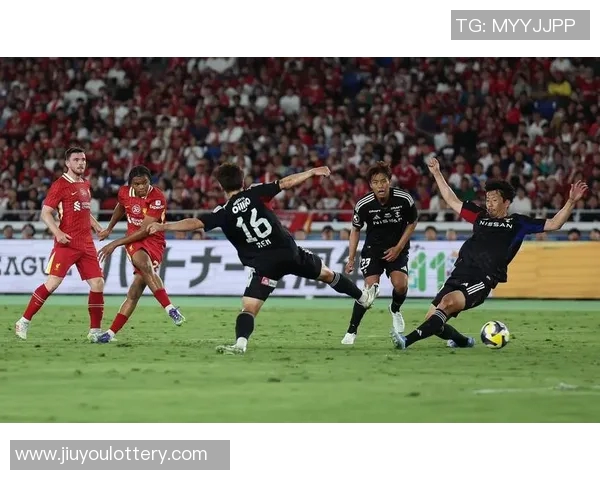 上海队迎战横滨水手全力争胜展现中日足球对抗魅力