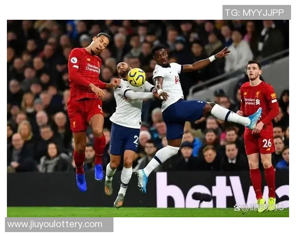 利物浦与曼联的经典对决再度上演谁能在这场宿敌之战中笑到最后